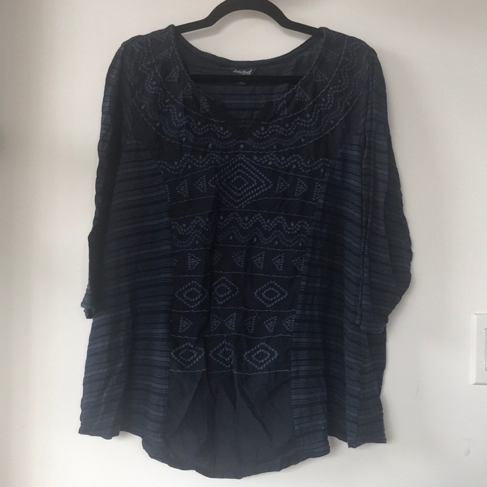 Quarter sleeve top w/ embroidery detail